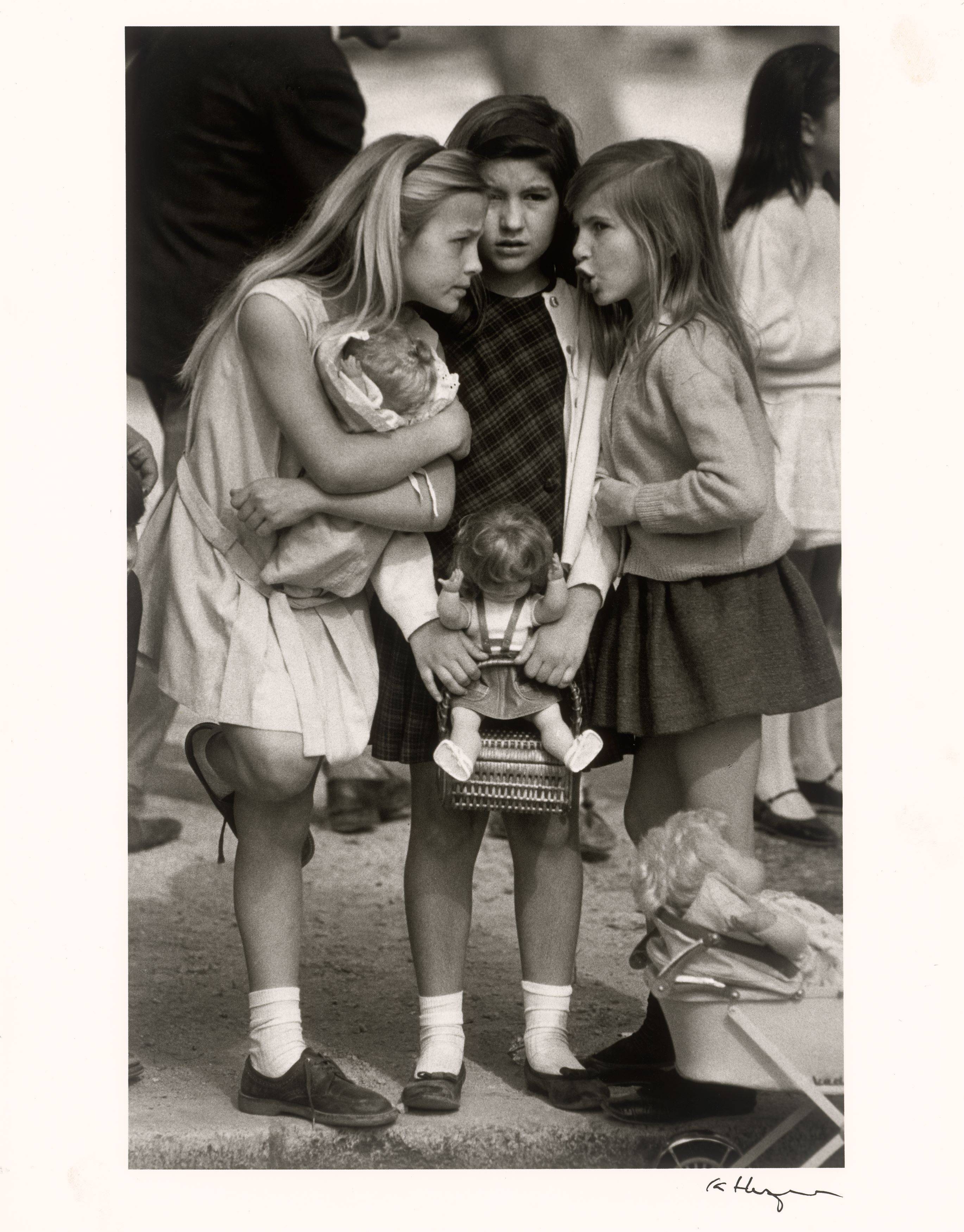 Auf diesem Bild ist das folgende Kunstwerk zu sehen: Ken Heyman. „The Doll Club“. 1987.