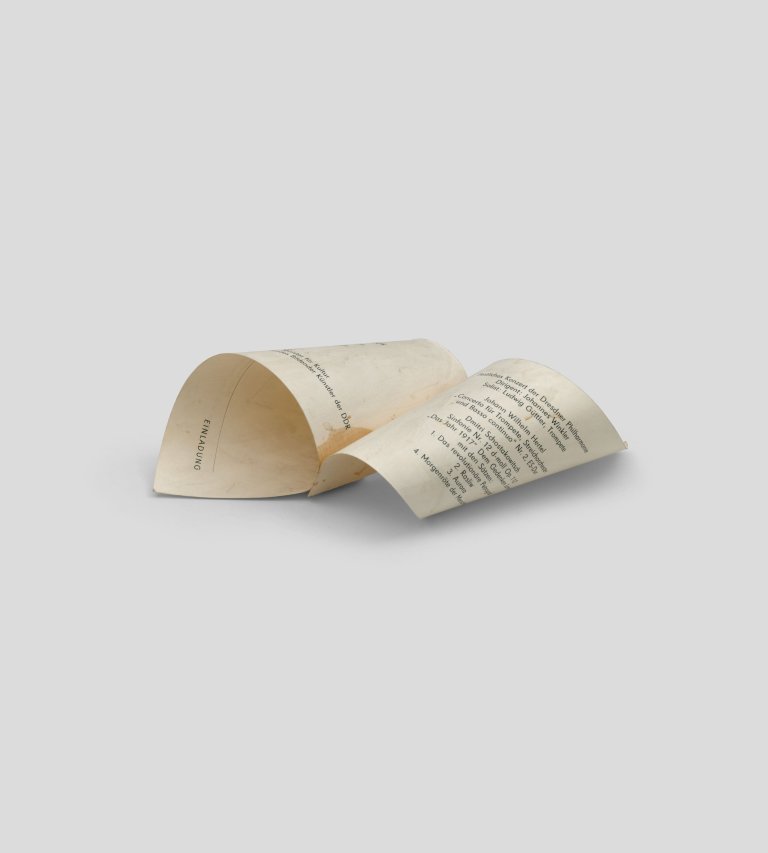 This picture shows the following artwork: Hermann Glöckner. Zwei räumlich gebogene Rechtecke. 1977.