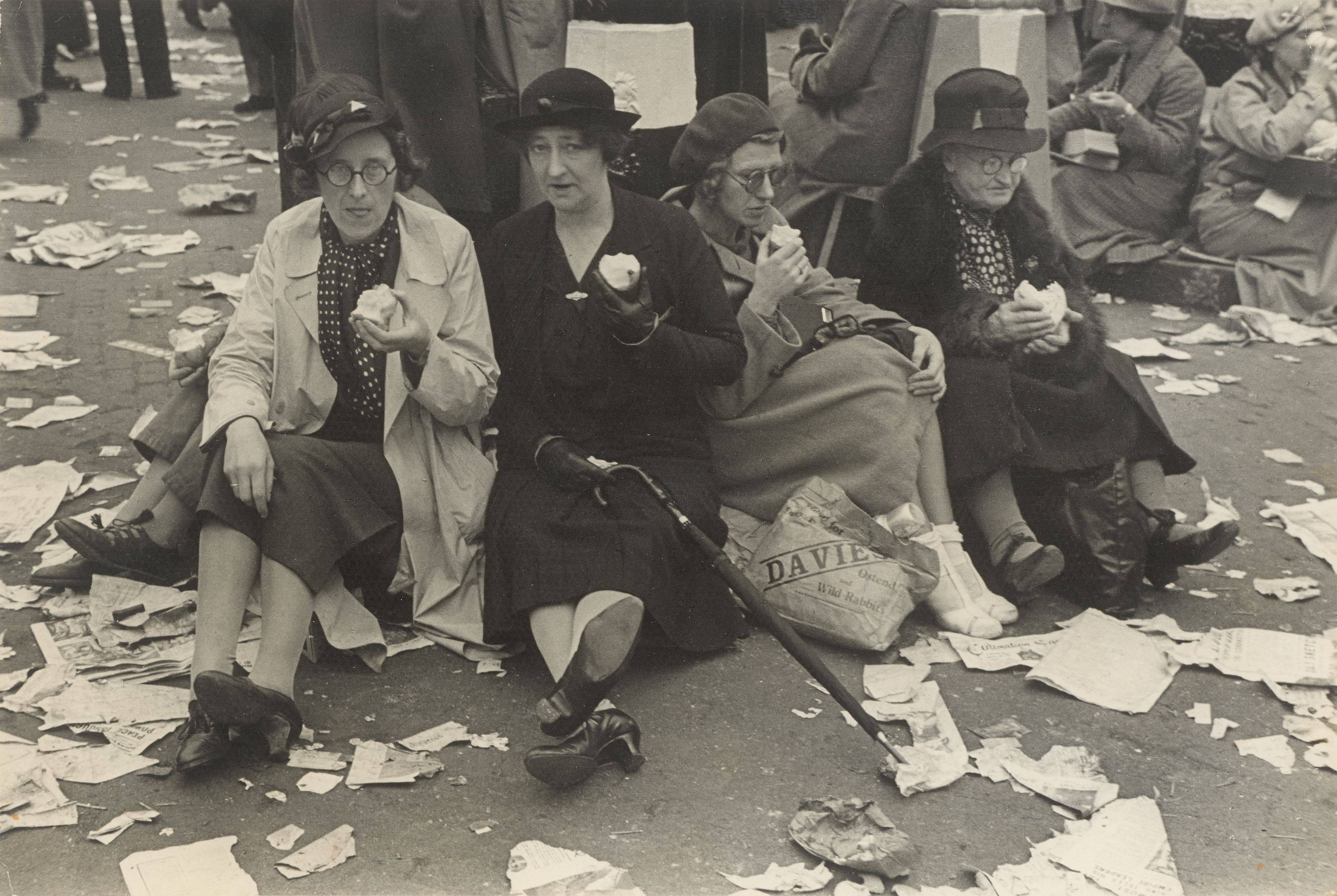 This picture shows the following artwork: Henri Cartier-Bresson. Couronnement du roi George VI, Londres, Angleterre, 12 mai. 1937.