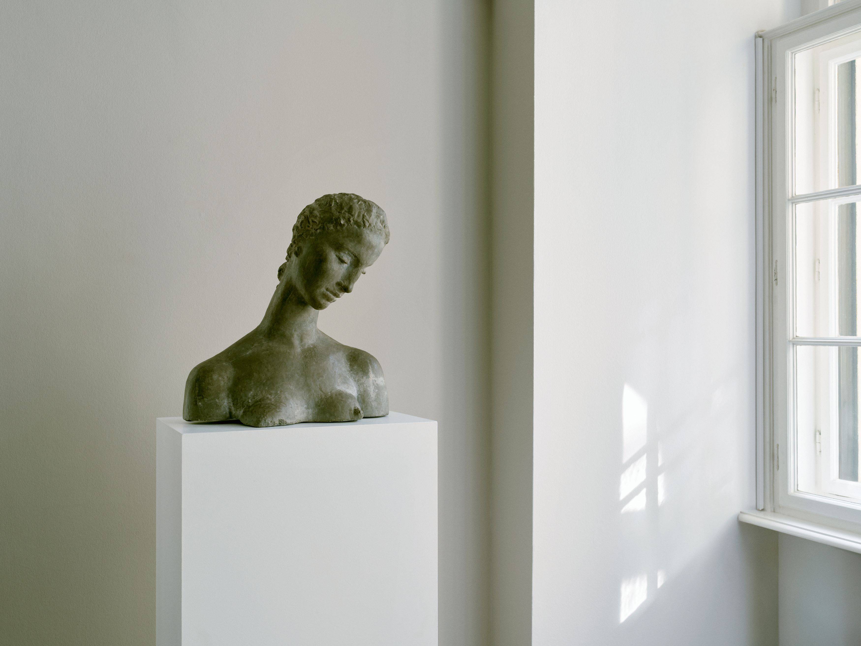 Auf diesem Bild ist das folgende Kunstwerk zu sehen: Wilhelm Lehmbruck. „Büste der Knienden (Geneigter Frauenkopf)“. 1912/14.