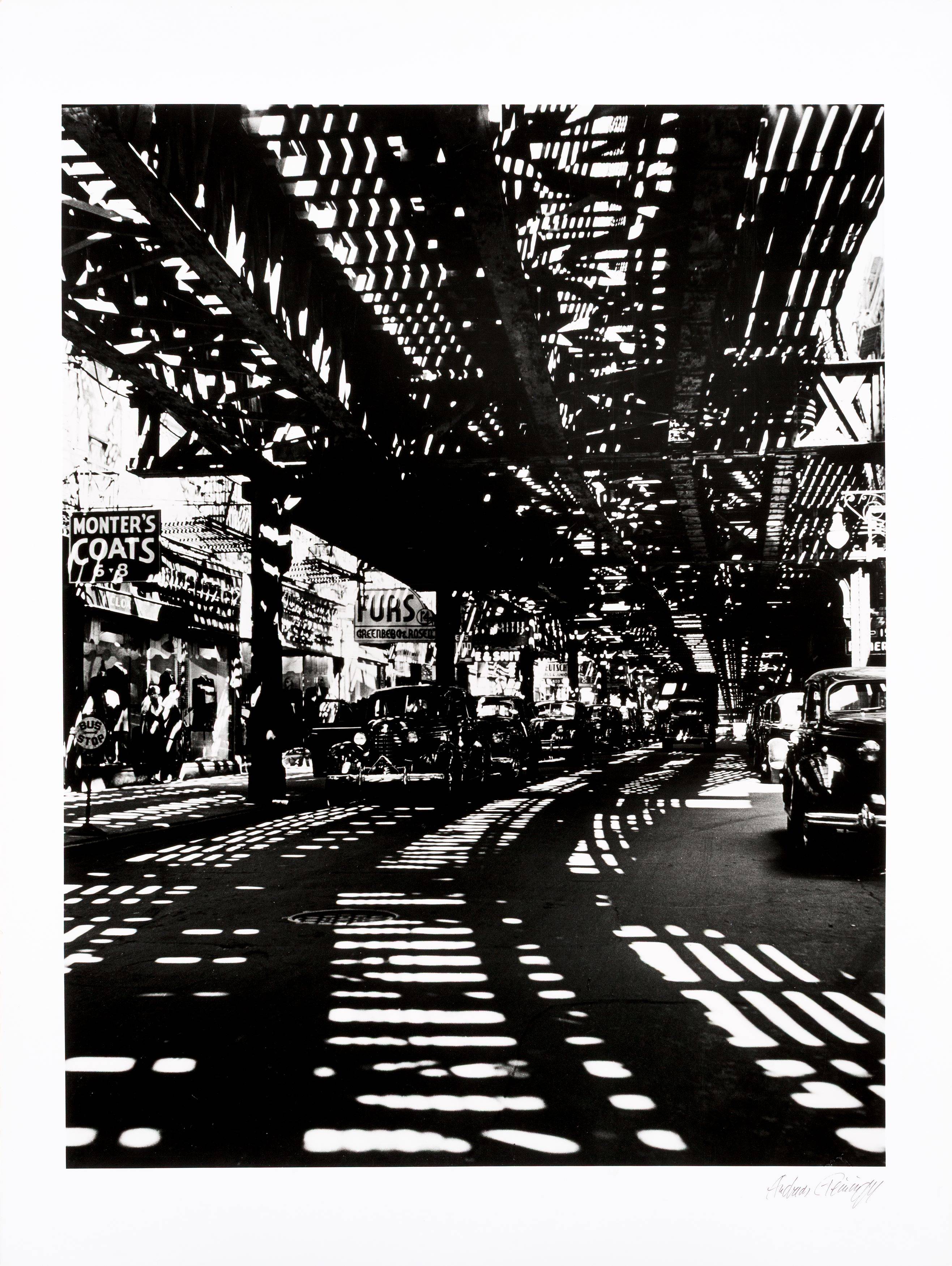 Auf diesem Bild ist das folgende Kunstwerk zu sehen: Andreas Feininger. Elevated Trestle, Division Street, New York. 1941.