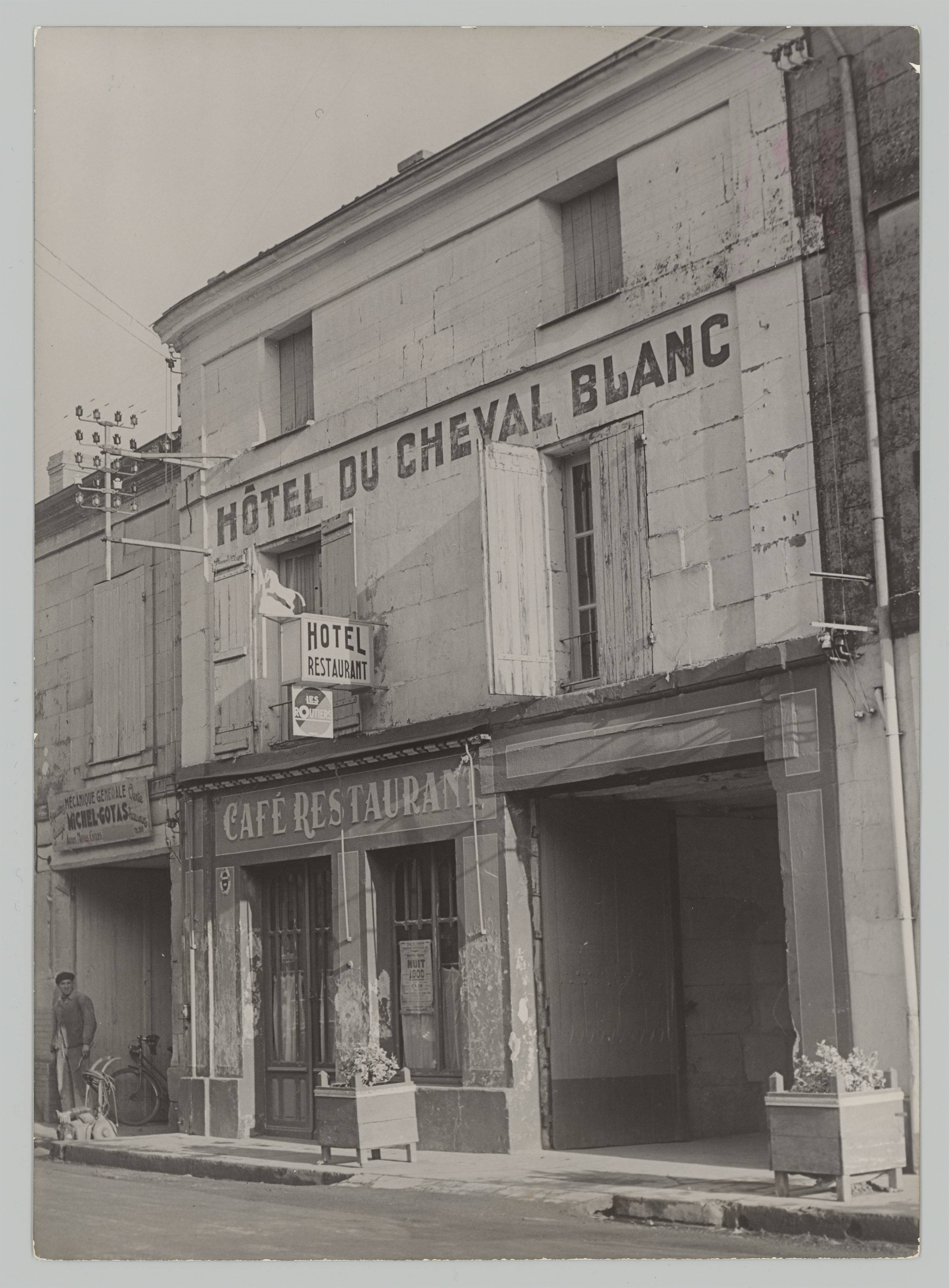 This picture shows the following artwork: Robert Doisneau. Hôtel du Cheval Blanc. Before 1957.