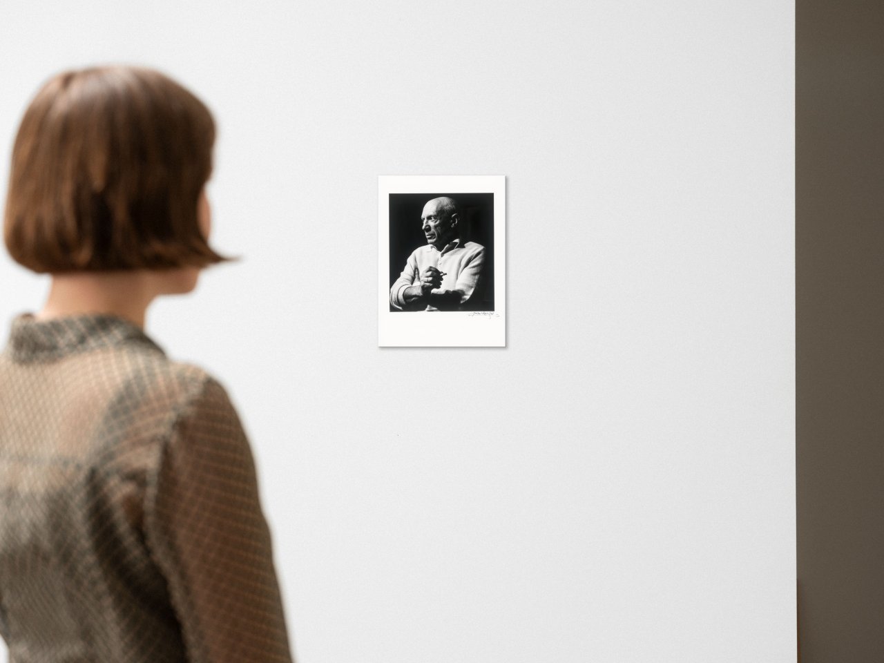 This picture shows the following artwork: Lucien Clergue. ”Picasso à la cigarette II, Cannes, La Californie”. 1956.