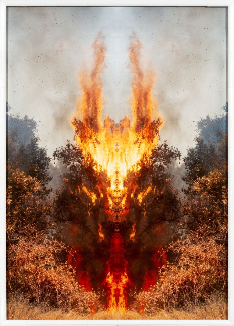 This picture shows the following artwork: Julius von Bismarck. ”FEUER MIT FEUER (TEST APPARAT #1)”. 2020.
