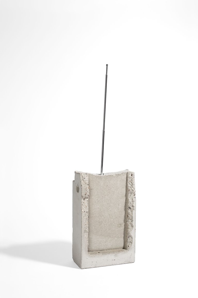 Auf diesem Bild ist das folgende Kunstwerk zu sehen: Isa Genzken. „Weltempfänger“. 1990.