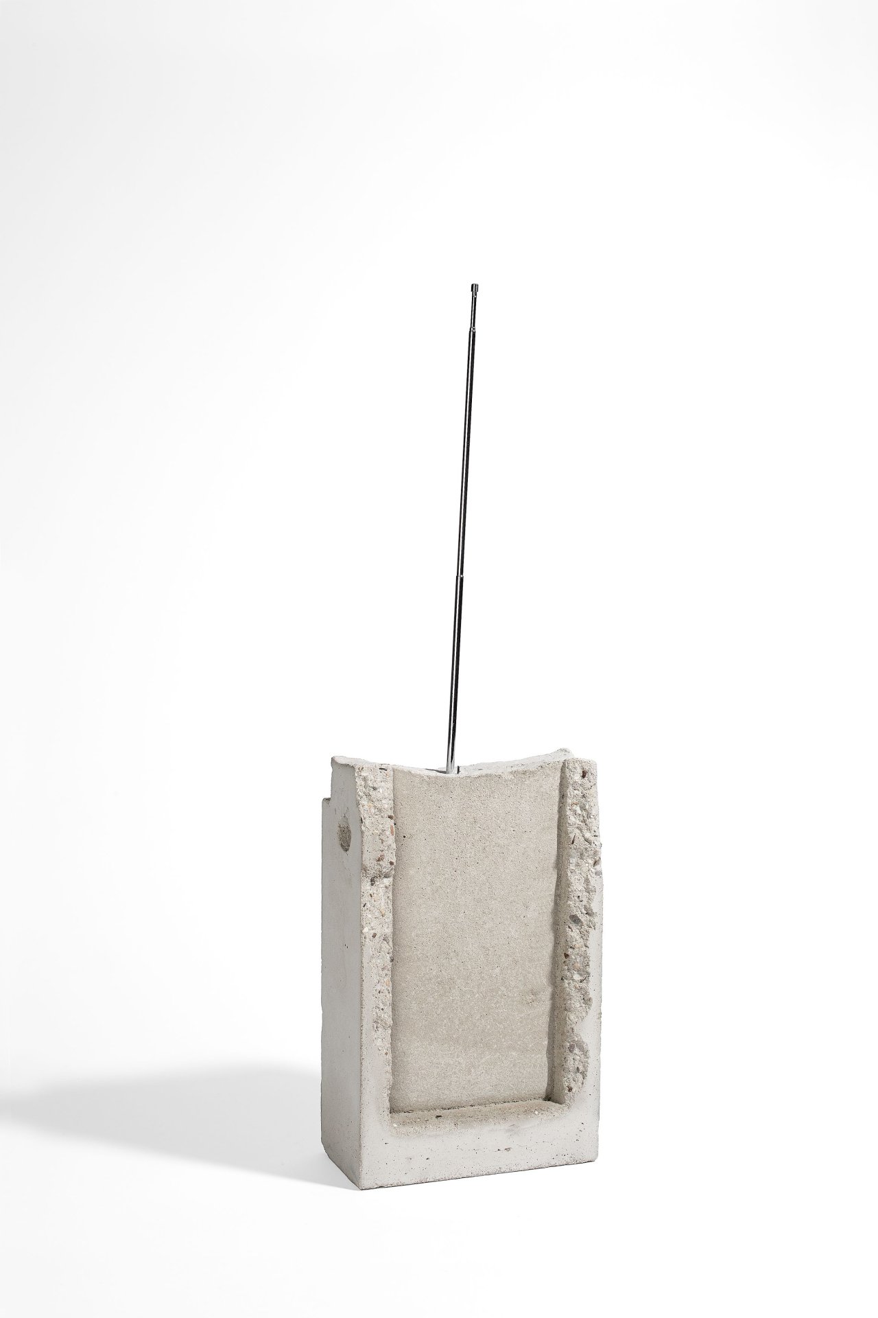 Auf diesem Bild ist das folgende Kunstwerk zu sehen: Isa Genzken. „Weltempfänger“. 1990.