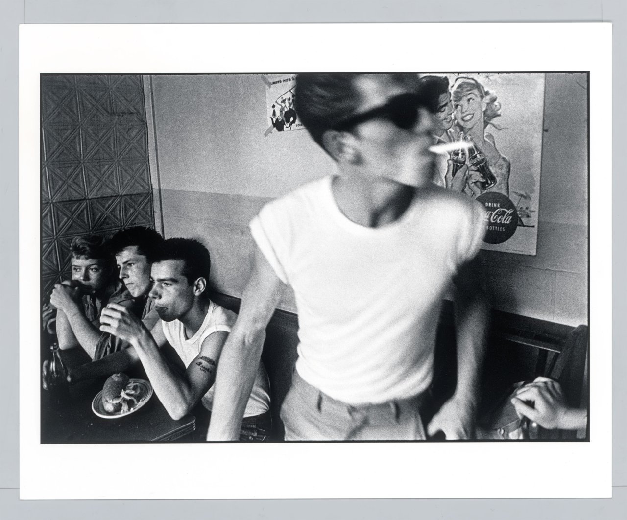 Auf diesem Bild ist das folgende Kunstwerk zu sehen: Bruce Davidson. New York City, aus der Serie „Brooklyn Gang“. 1959.