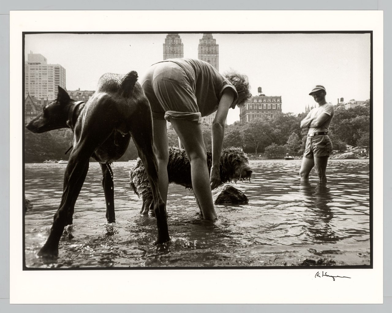 Auf diesem Bild ist das folgende Kunstwerk zu sehen: Ken Heyman. „Central Park, New York City“, aus der Serie „Hipshot“, 1984–1985.