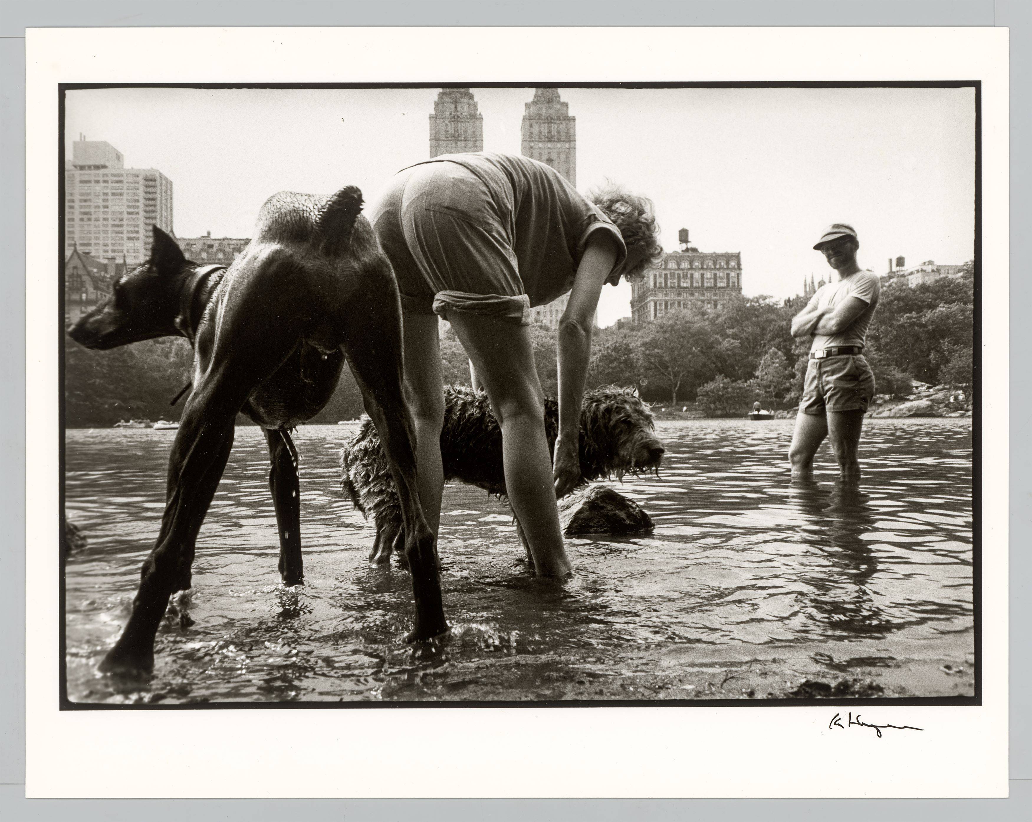 Auf diesem Bild ist das folgende Kunstwerk zu sehen: Ken Heyman. „Central Park, New York City“, aus der Serie „Hipshot“, 1984–1985.