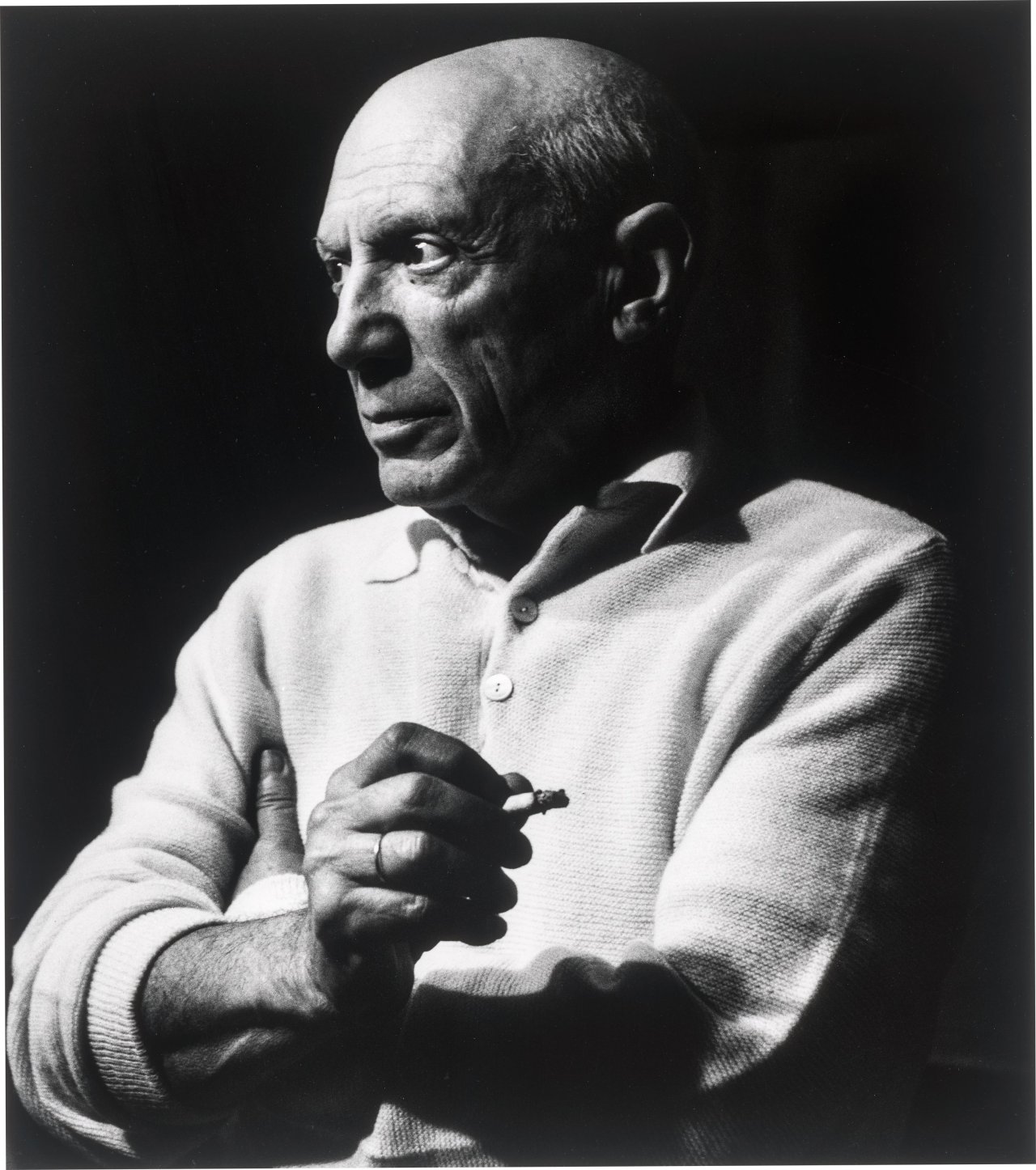 This picture shows the following artwork: Lucien Clergue. ”Picasso à la cigarette II, Cannes, La Californie”. 1956.
