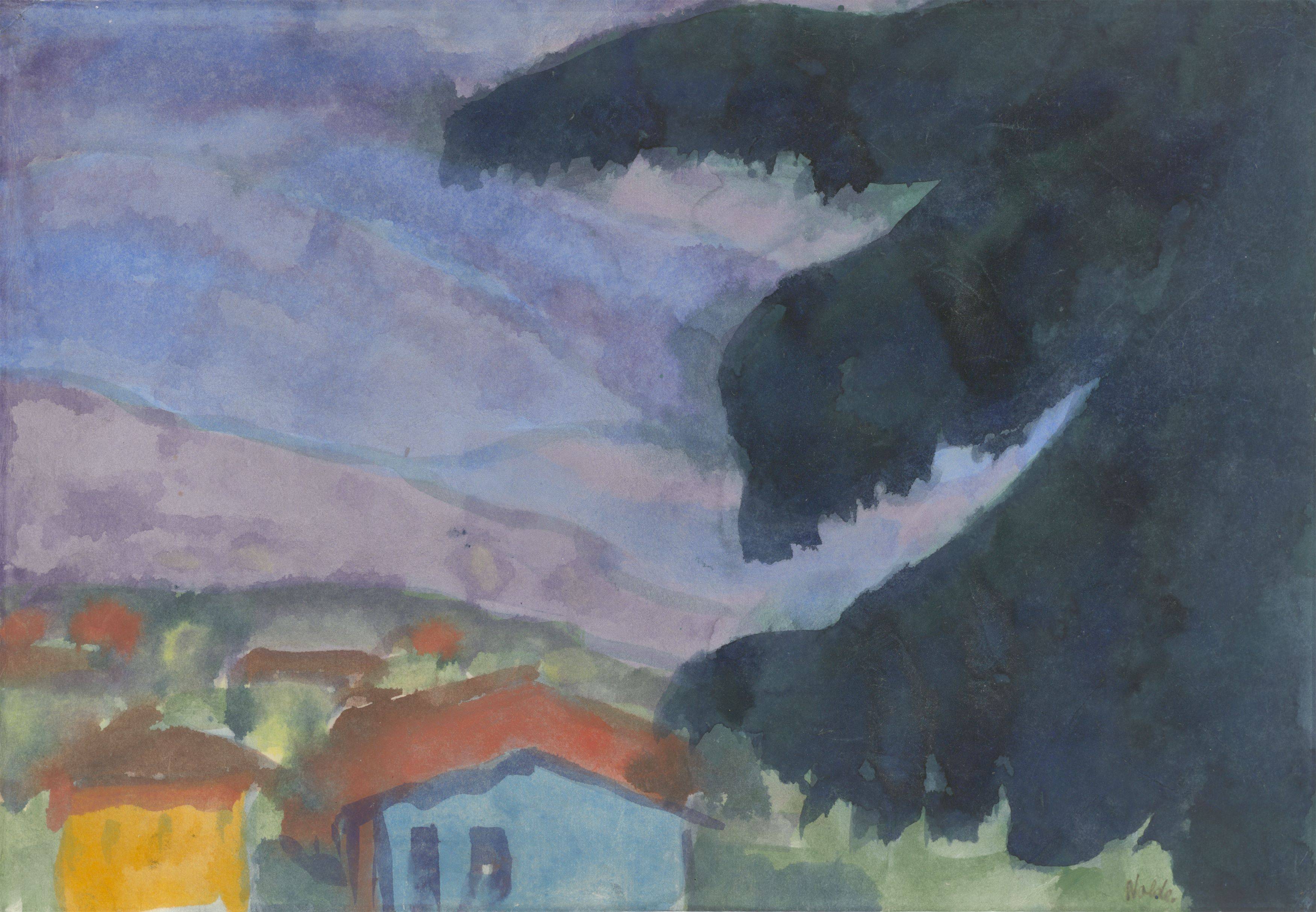 Auf diesem Bild ist das folgende Kunstwerk zu sehen: Emil Nolde. „Violette Berglandschaft (dunkle Tanne und Häuser)“. 1920er-Jahre.