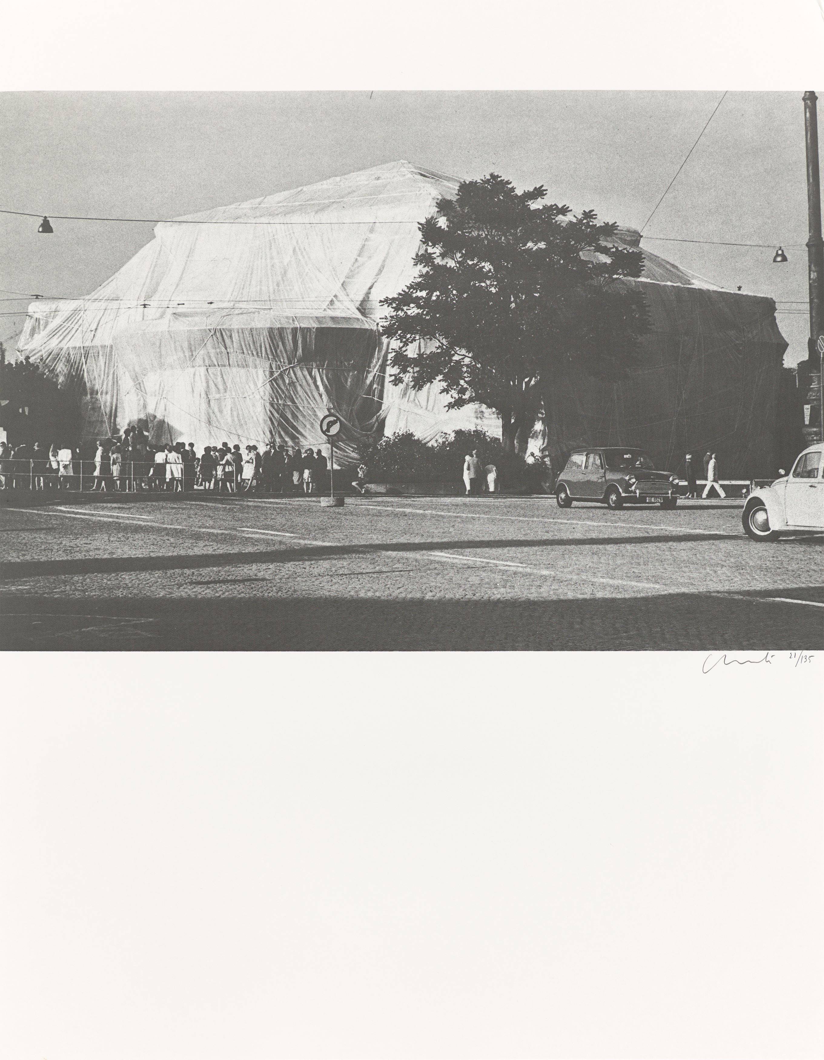 This picture shows the following artwork:  Christo and Jeanne-Claude. ”Packed Kunsthalle Bern, Project”. 1972.